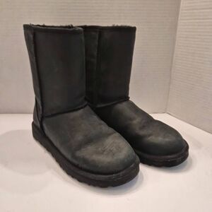 UGG Classic Short Black Boots: Size 8